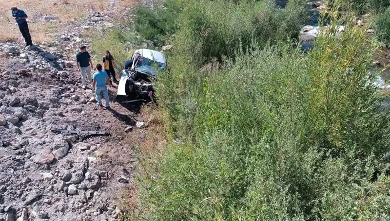 Sivas’ta Dehşet Anı: Otomobil Dere Yatağına Uçtu, İki Can Gitti