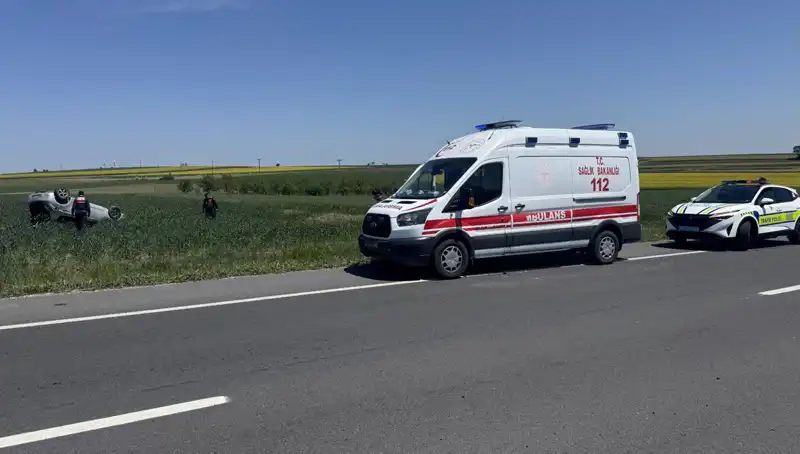 Edirne’de Devrilen Otomobilde Yaralanan Sürücü ve Eşinin Durumu Merak Ediliyor