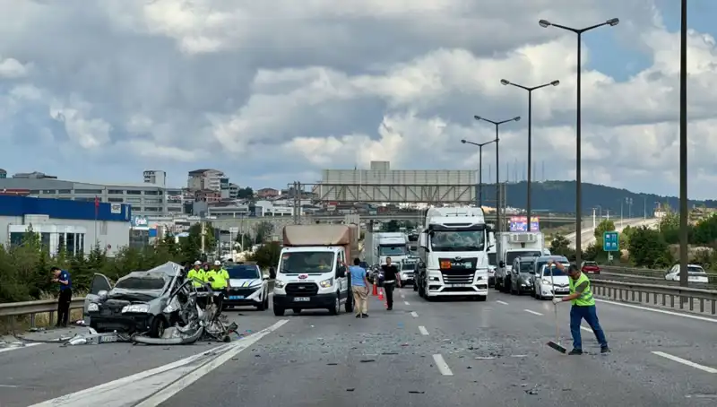 Otoyolda Korkunç Kaza: Üç Kişi Araçta Mahsur Kaldı