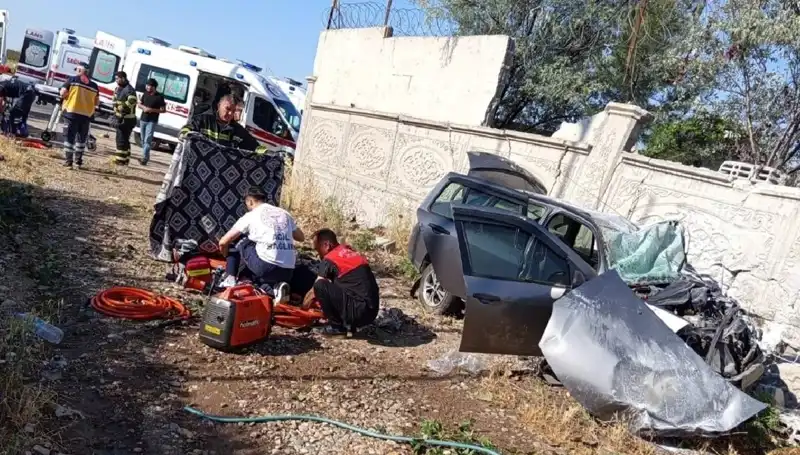 Lastiği Patlayan Araç İstinat Duvarına Çarptı: 1 Ölü, 6 Yaralı!