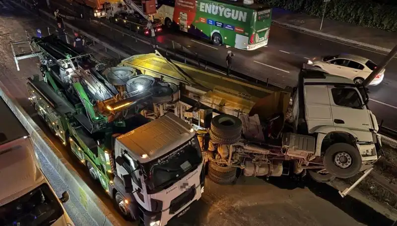 Ulaşımı Felç Eden Moloz Yüklü Hafriyat Kamyonu Devrildi!