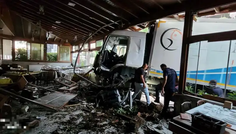 Freni Boşalan Kamyon Restorana Girdi: Şans Eseri Kaza!